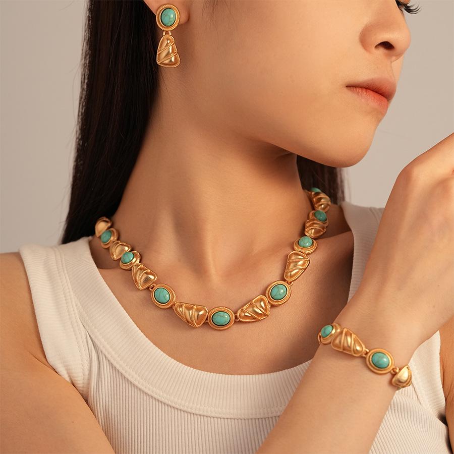 Used Geometric Clavicle Necklace: European & American Style, High-End Retro Oval Triangle Design for Women
Used Geometric Clavicle Necklace: European & American Style, High-End Retro Oval Triangle Design for Women