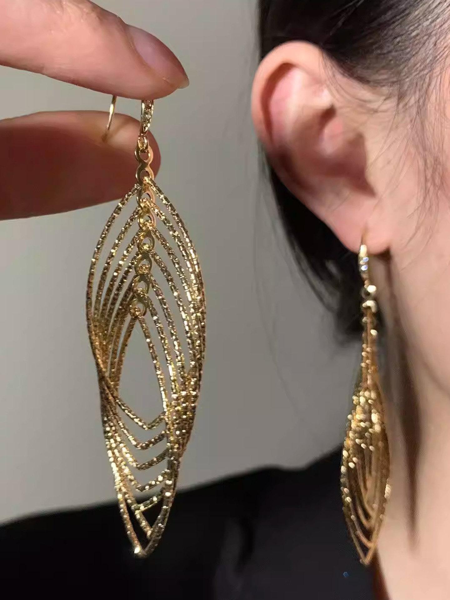 Shimmering rhombus line high-end earrings, new dinner party thousand gold wind studs, ear hooks, earrings, earrings.
Shimmering rhombus line high-end earrings, new dinner party thousand gold wind studs, ear hooks, earrings, earrings.