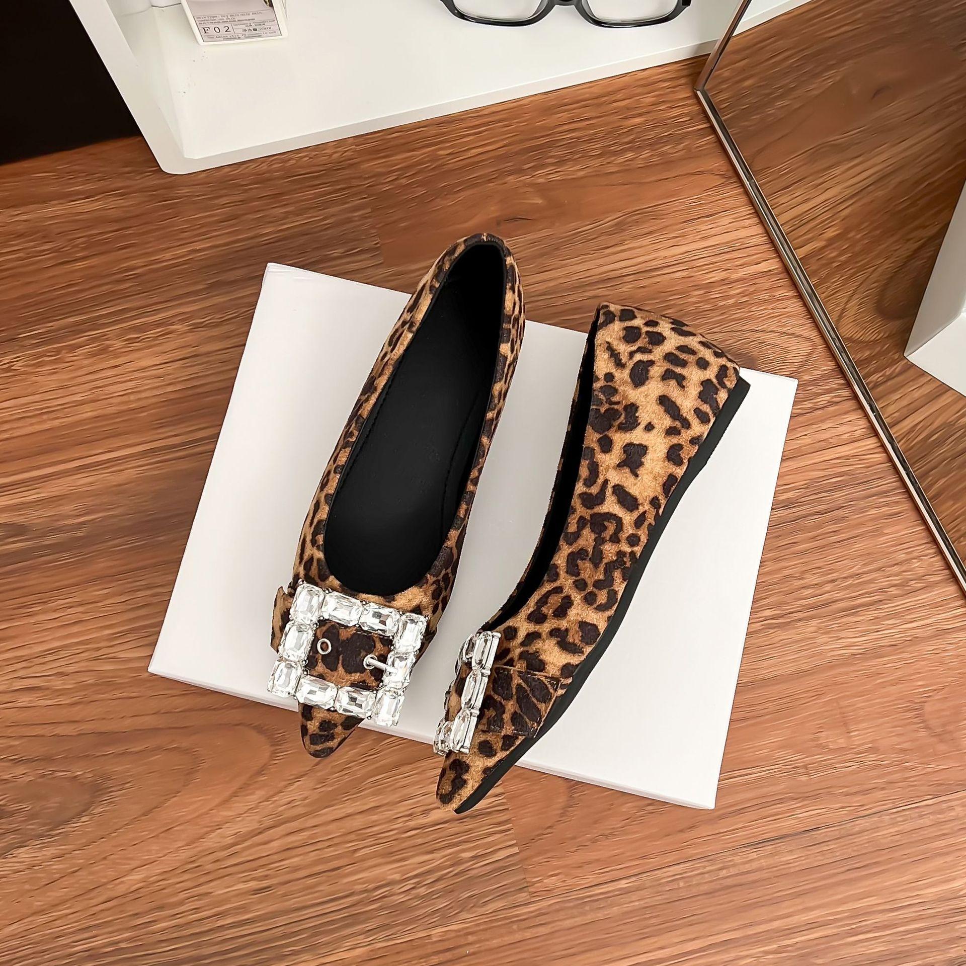 Single shoes 2025 spring women s soft soles are not tired of feet French flat-soled pointed shoes temperament rhinestone shallow mouth work shoes 42 цветной печати леопарда
Single shoes 2025 spring women s soft soles are not tired of feet French flat-soled pointed shoes temperament rhinestone shallow mouth work shoes 42 цветной печати леопарда
