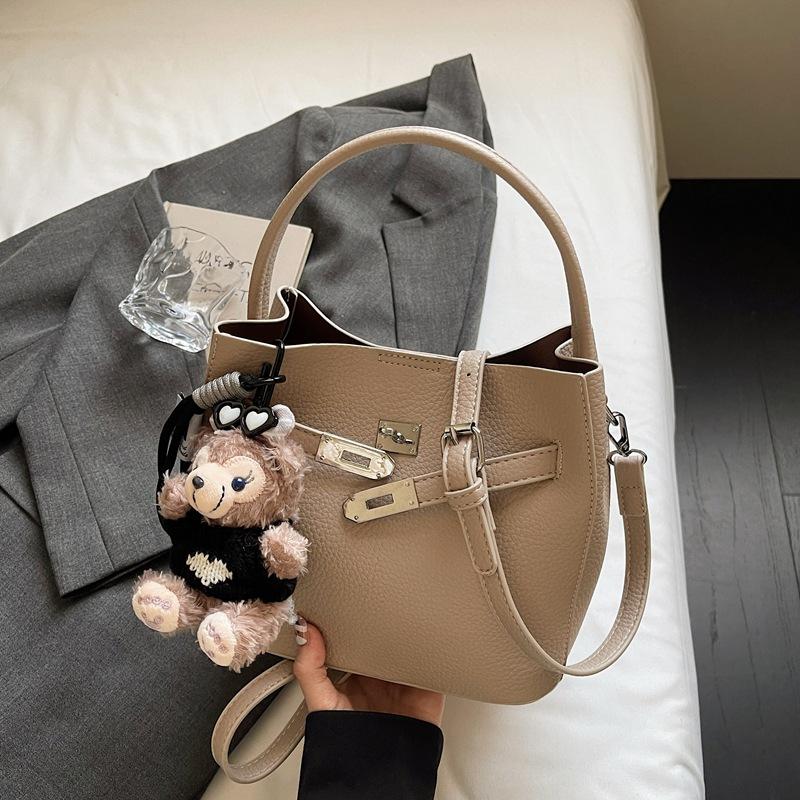 Ретро нишевая сумочка в иностранном стиле 2025 осень-зима новая модная корейская сумка-ведро нишевый тренд сумка-мессенджер no pendant хаки
Ретро нишевая сумочка в иностранном стиле 2025 осень-зима новая модная корейская сумка-ведро нишевый тренд сумка-мессенджер no pendant хаки