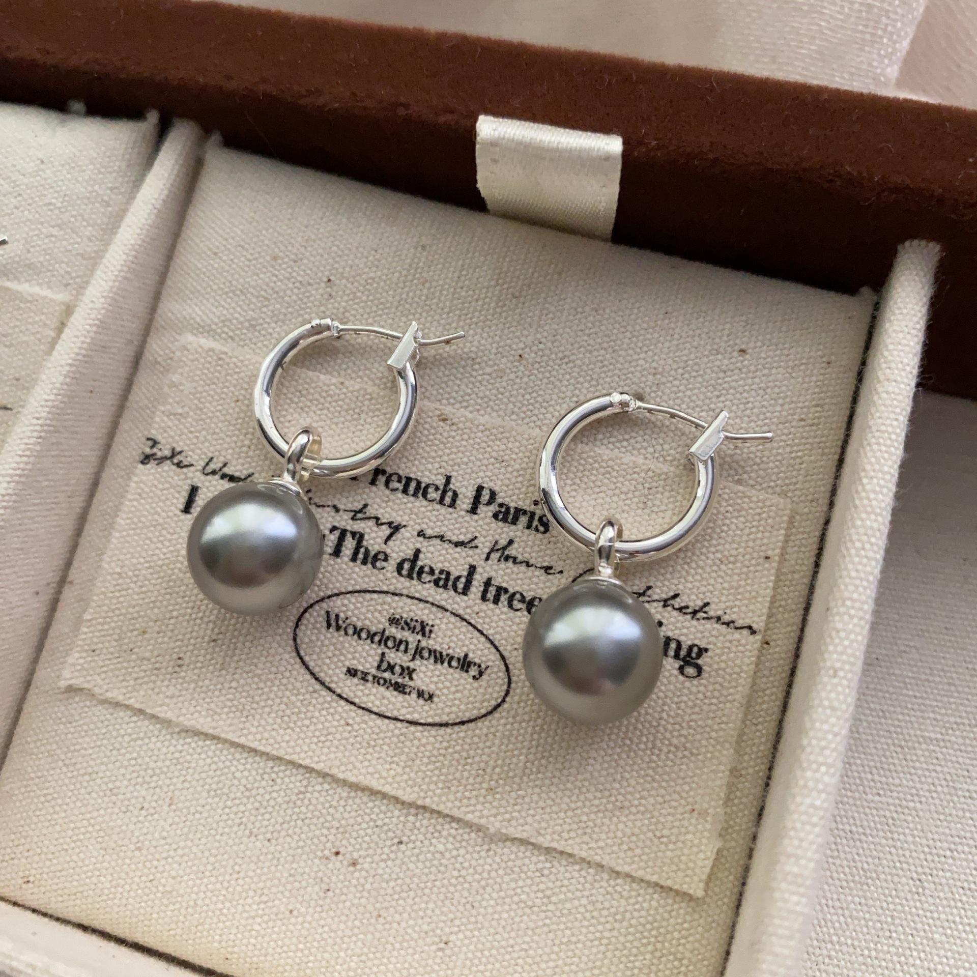 French pearl earrings women s new popular fashionable and unique earrings, high-end light luxury niche earrings
French pearl earrings women s new popular fashionable and unique earrings, high-end light luxury niche earrings