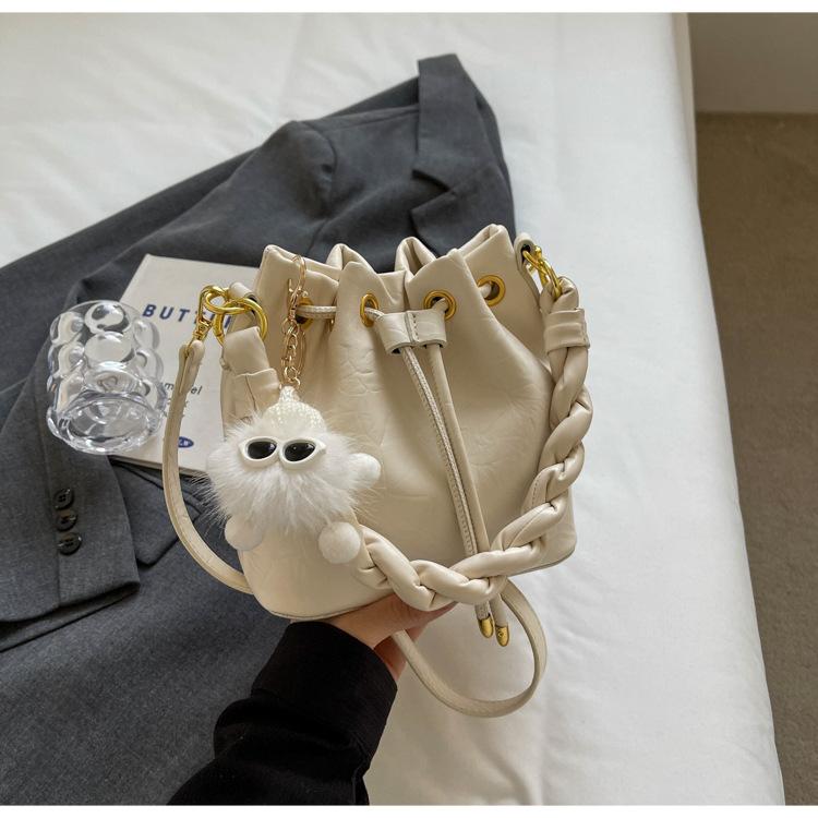 Сумка-ведро 2025 весна новая сумка через плечо шнурок для затягивания корейская версия модная женская сумка ощущение высокого класса нишевая мода женская сумка бежевый
Сумка-ведро 2025 весна новая сумка через плечо шнурок для затягивания корейская версия модная женская сумка ощущение высокого класса нишевая мода женская сумка бежевый