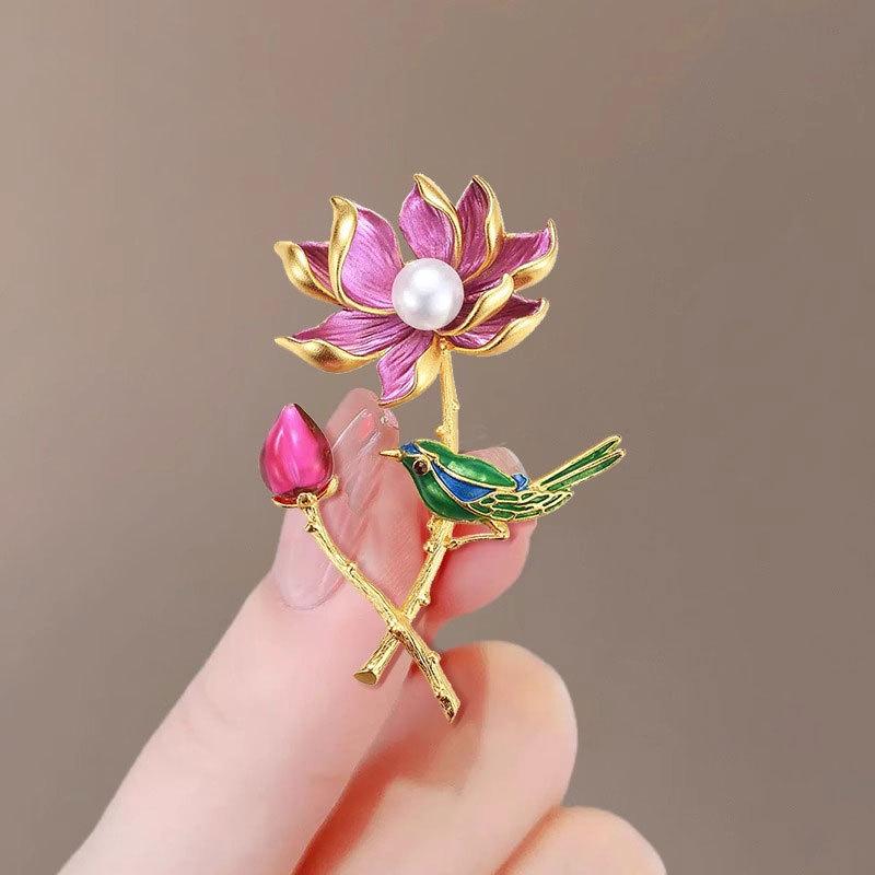 Exquisite Chinese Magpie Lotus Brooch: Retro Cheongsam Hanfu Corsage & Jacket Pin Accessory for Women
Exquisite Chinese Magpie Lotus Brooch: Retro Cheongsam Hanfu Corsage & Jacket Pin Accessory for Women