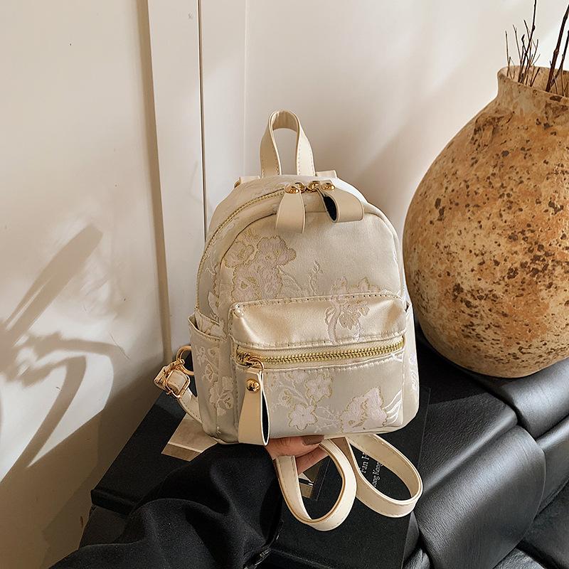 Ретро рюкзак женский 2025 новый модный и повседневный нишевый дизайн корейская версия уличного тренда для выхода в свет и путешествий белый
Ретро рюкзак женский 2025 новый модный и повседневный нишевый дизайн корейская версия уличного тренда для выхода в свет и путешествий белый