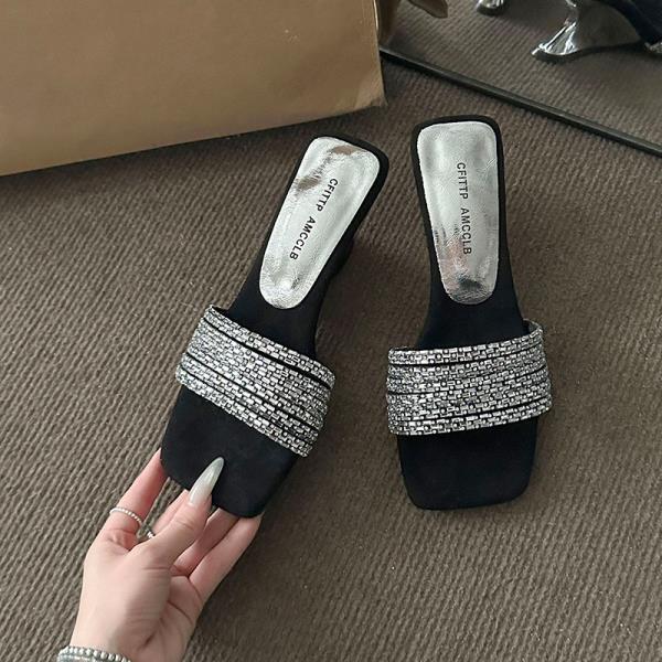 Мода На Обуви На Платформе Женские Тапочки Уличные Шлепанцы Желейные Шлепанцы Мюли на Каблуке Pantofle Блестящие Высокие 2025 Туфли Кристальные Блестки S 35
Мода На Обуви На Платформе Женские Тапочки Уличные Шлепанцы Желейные Шлепанцы Мюли на Каблуке Pantofle Блестящие Высокие 2025 Туфли Кристальные Блестки S 35