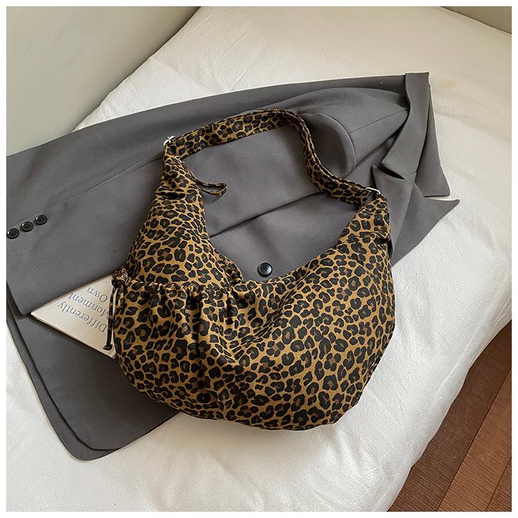 Сумка большой вместимости женская простая и модная сумка через плечо для поездок на работу новая повседневная универсальная сумка-тоут в зарубежном стиле с леопардовым принтом коричневый
Сумка большой вместимости женская простая и модная сумка через плечо для поездок на работу новая повседневная универсальная сумка-тоут в зарубежном стиле с леопардовым принтом коричневый