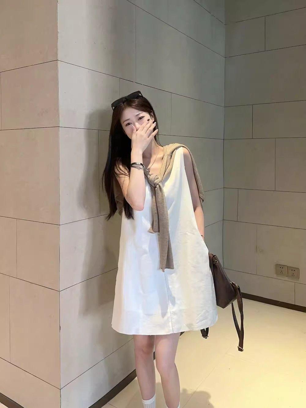 Simple white V-neck sleeveless vest dress, summer new loose and thin A-shaped skirt, age-reducing small short skirt S белый
Simple white V-neck sleeveless vest dress, summer new loose and thin A-shaped skirt, age-reducing small short skirt S белый