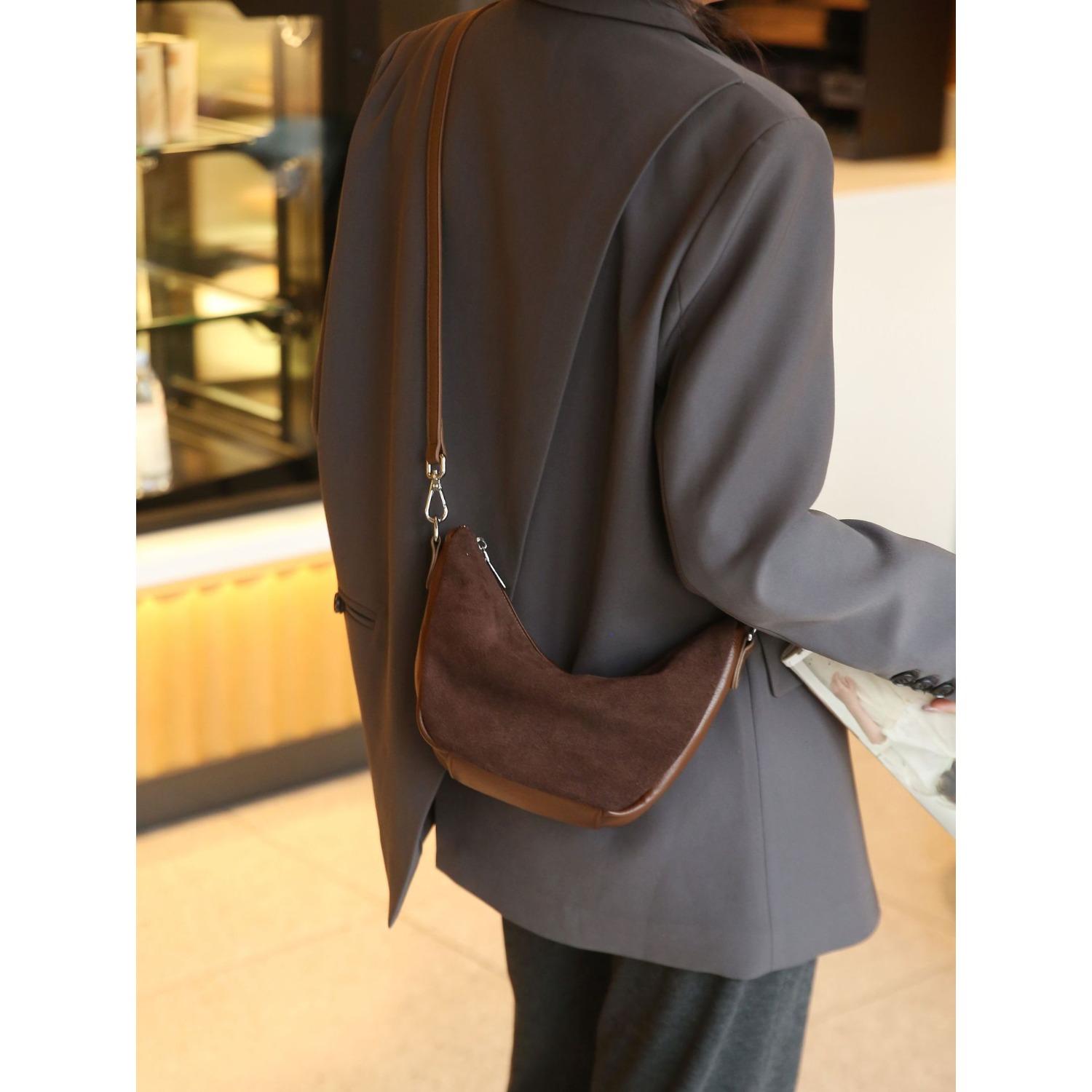 Матовая сумка-ракушка из коровьей кожи, мягкая, высокого класса, нишевая, популярная, модная, на плечо, кроссбоди, версия-портфель из мягкой кожи темно-коричневого
Матовая сумка-ракушка из коровьей кожи, мягкая, высокого класса, нишевая, популярная, модная, на плечо, кроссбоди, версия-портфель из мягкой кожи темно-коричневого