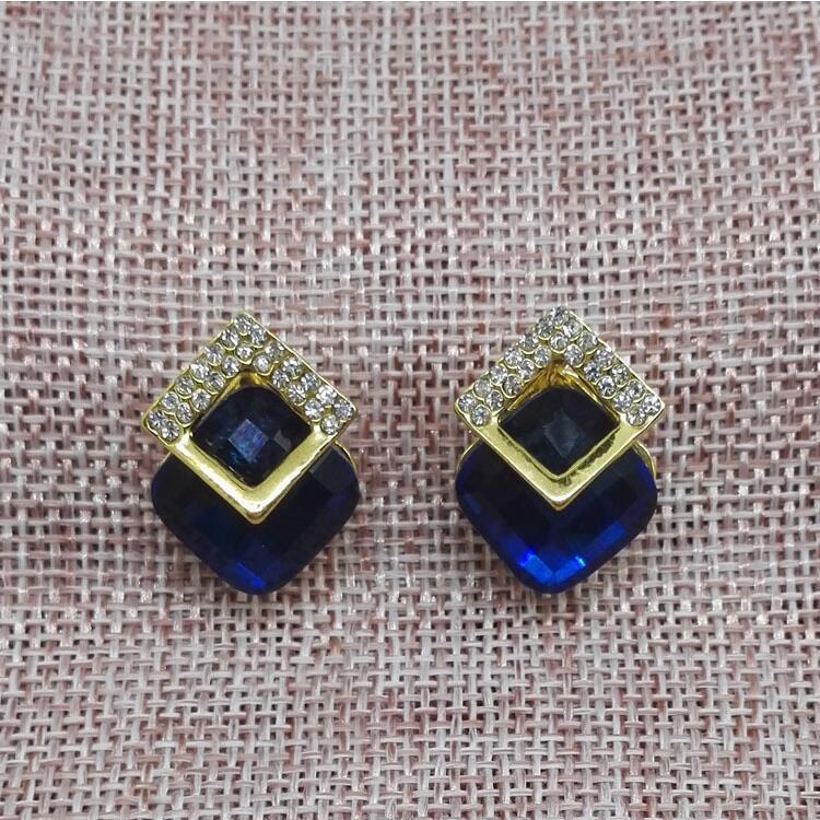 Серьги-ромбы в корейском стиле со вставками из хрустальных бриллиантов
Серьги-ромбы в корейском стиле со вставками из хрустальных бриллиантов