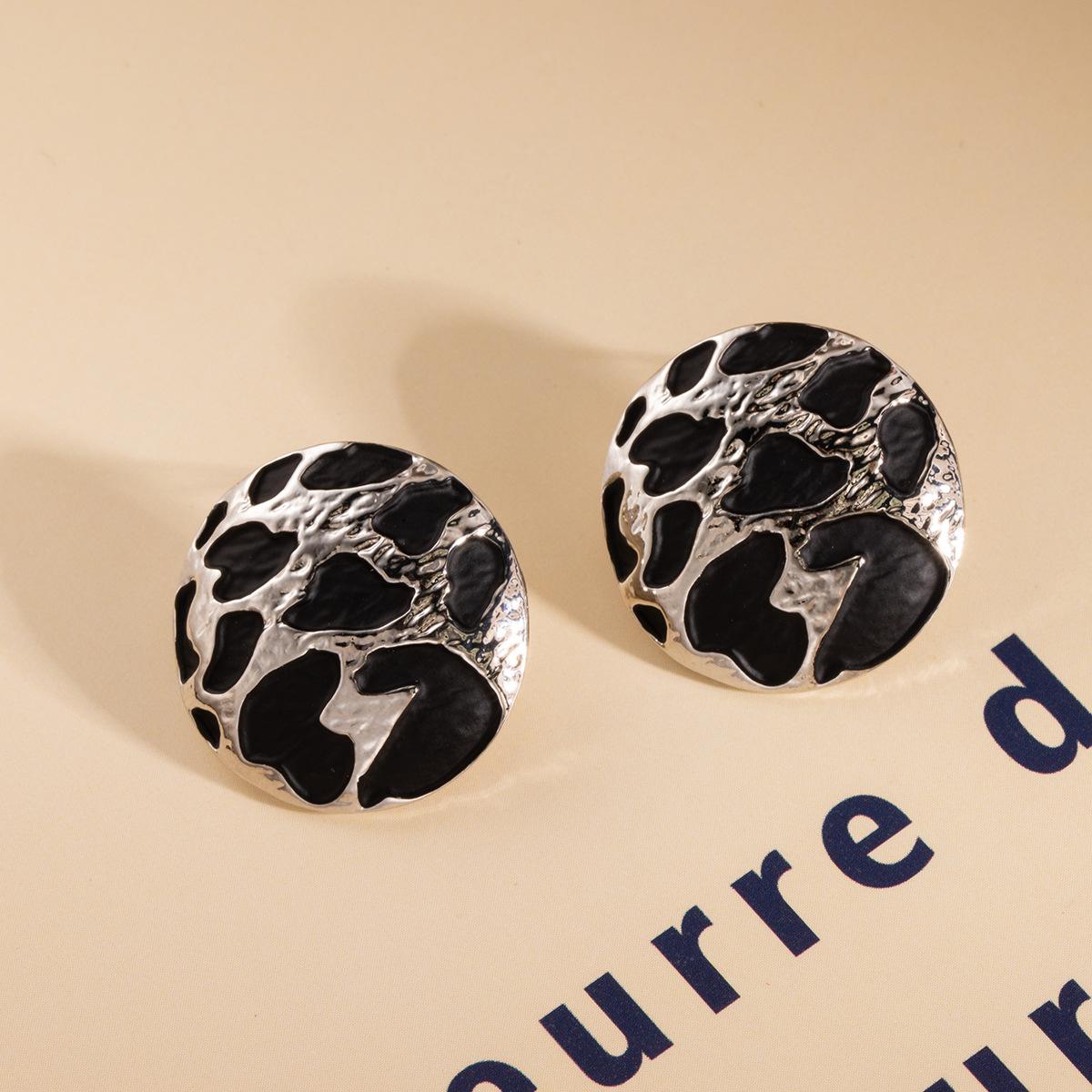 Autumn And Winter Hong Kong Style Retro Black Gold Leopard Print Stud Earrings, Light Luxury High-End Metal Style Temperament Atmospheric
Autumn And Winter Hong Kong Style Retro Black Gold Leopard Print Stud Earrings, Light Luxury High-End Metal Style Temperament Atmospheric