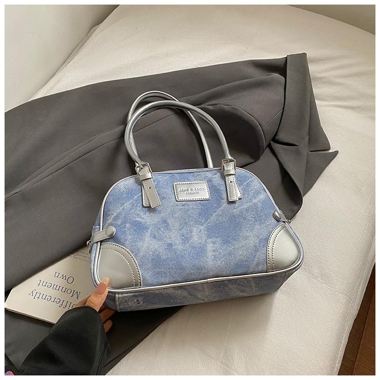 Fashionable Handbag Simple and Individual Underarm Bag Large-capacity Casual Color-matched Single-shoulder Women s Bag світло-синій колір
Fashionable Handbag Simple and Individual Underarm Bag Large-capacity Casual Color-matched Single-shoulder Women s Bag світло-синій колір