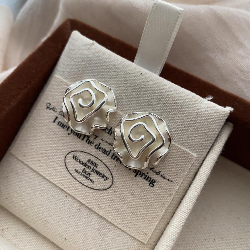 Niche Design Exquisite Three-Dimensional Flower Earrings, High-End Sense Niche Rose Stud Earrings, Fashionable Commuting Niche
Niche Design Exquisite Three-Dimensional Flower Earrings, High-End Sense Niche Rose Stud Earrings, Fashionable Commuting Niche