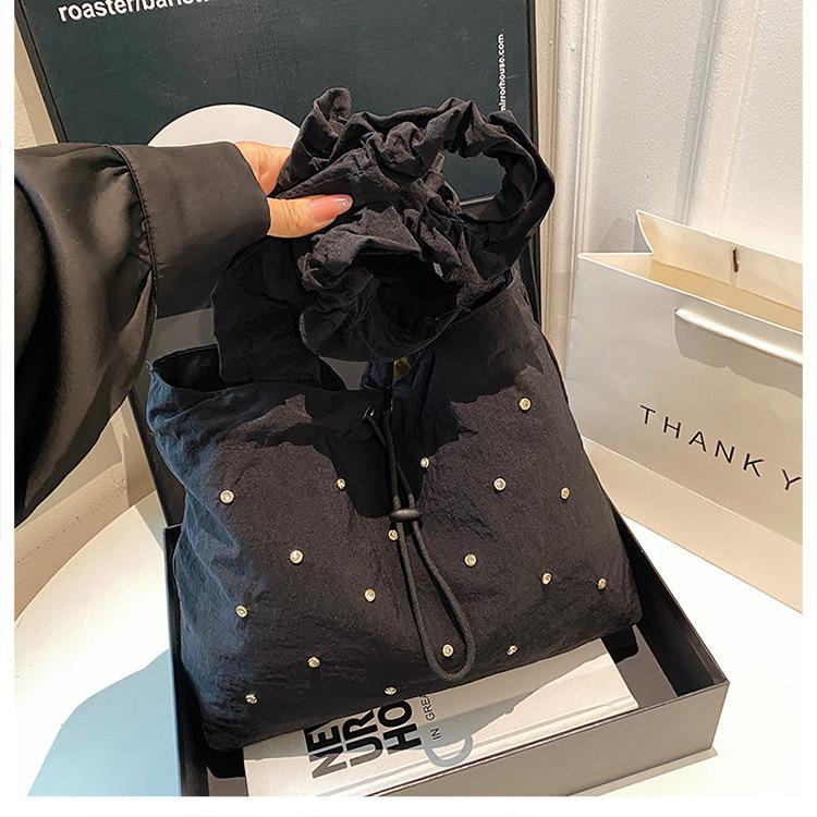 Корейская маленькая свежая нишевая повседневная личность красивая летняя мода 2024 года студенческая портативная сумка-тоут косая сумка-слинг чёрный
Корейская маленькая свежая нишевая повседневная личность красивая летняя мода 2024 года студенческая портативная сумка-тоут косая сумка-слинг чёрный