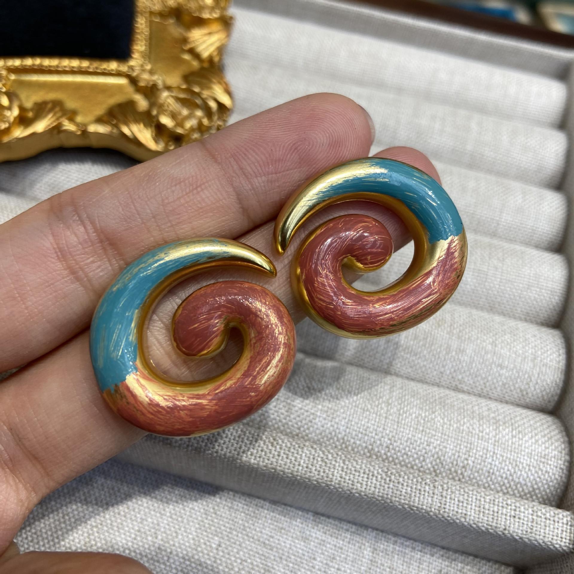 Hand Painted Swirl Conch Symbol Stud Earrings Women S Oil Copper Plated 18K Gold Non-Fading Ear Jewelry
Hand Painted Swirl Conch Symbol Stud Earrings Women S Oil Copper Plated 18K Gold Non-Fading Ear Jewelry