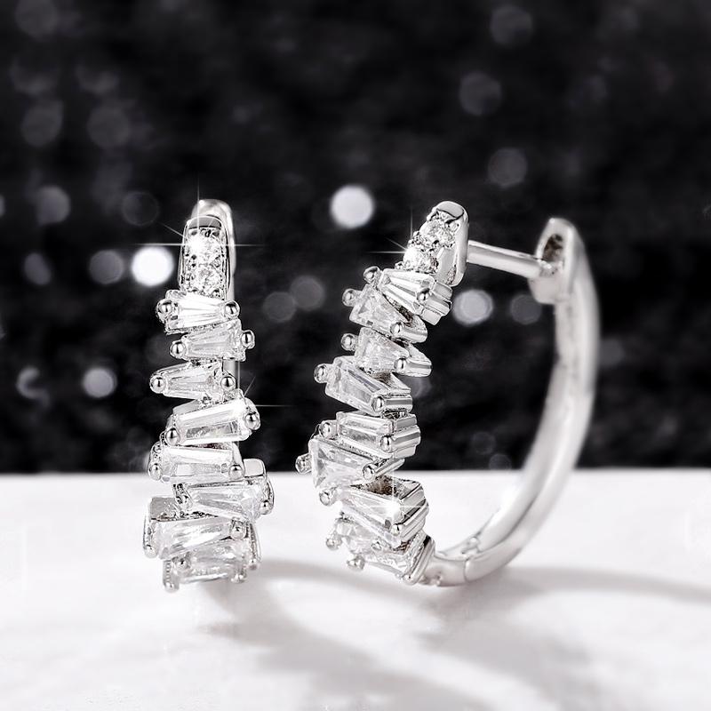 Huitan High Quality Copper Color Hoop Earrings Women Micro Paved CZ Stone Fashion Versatile Girls Circle Earrings Trendy Zircon
Huitan High Quality Copper Color Hoop Earrings Women Micro Paved CZ Stone Fashion Versatile Girls Circle Earrings Trendy Zircon