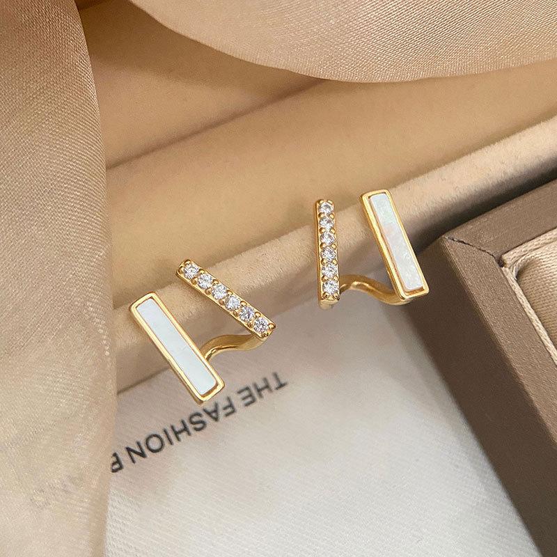 Двухслойные серьги Fritillary от Niche Design. Маленькие и изысканные модные серьги.
Двухслойные серьги Fritillary от Niche Design. Маленькие и изысканные модные серьги.