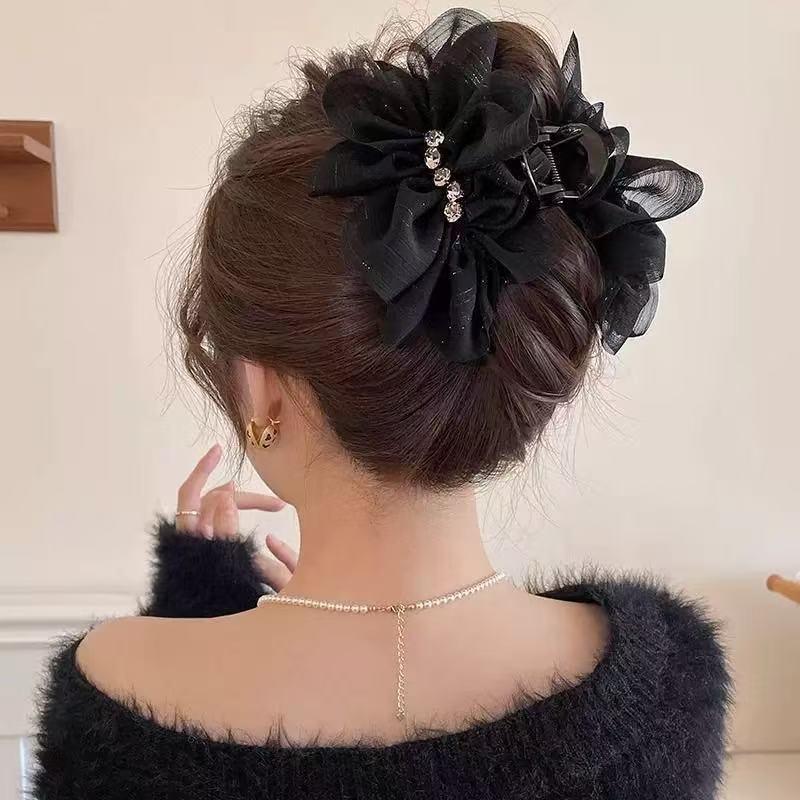 1pc Korean organza elegant and chic rhinestones black pleated flowers grab clips, temperament coiled hair shark clip
1pc Korean organza elegant and chic rhinestones black pleated flowers grab clips, temperament coiled hair shark clip