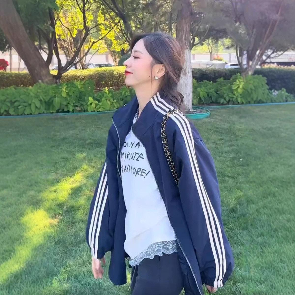 Женская свободная приталенная бейсбольная куртка со стойкой - Маленькое повседневное короткое пальто для весны/осени 2025. Medium темно-синий