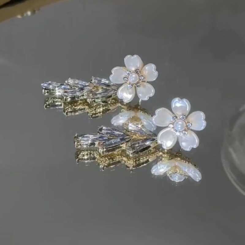 Циркониевые серьги-подвески в виде цветка и капли воды, простые, маленькие, свежие, модные, универсальные, нишевые, женские
Циркониевые серьги-подвески в виде цветка и капли воды, простые, маленькие, свежие, модные, универсальные, нишевые, женские