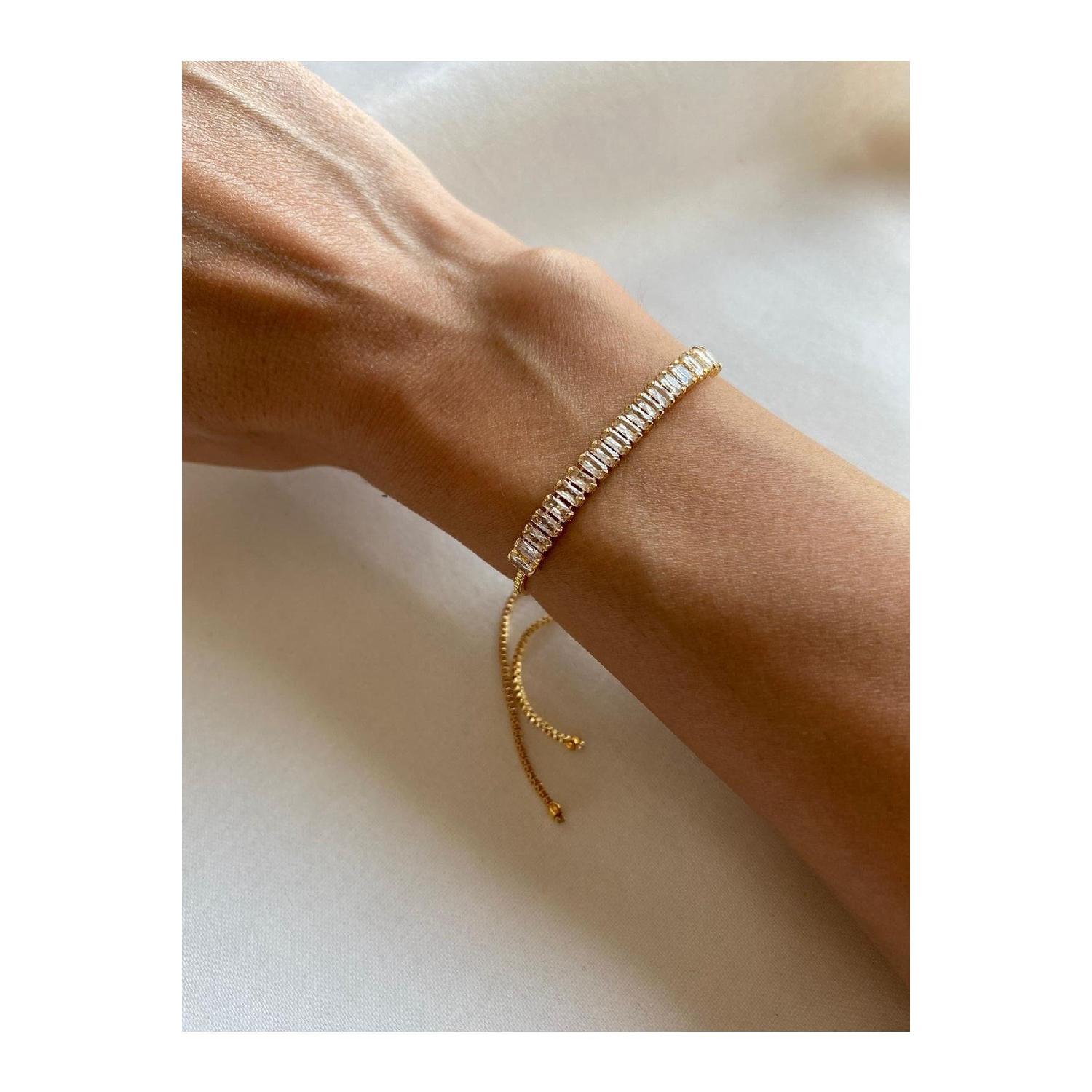 Регулируемый браслет Baguette Lift с цирконом M золотой
Регулируемый браслет Baguette Lift с цирконом M золотой