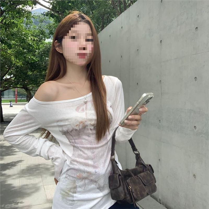 White Off-Shoulder Chic American Print Women s Slim Fit Top - Retro Autumn Large
White Off-Shoulder Chic American Print Women s Slim Fit Top - Retro Autumn Large
