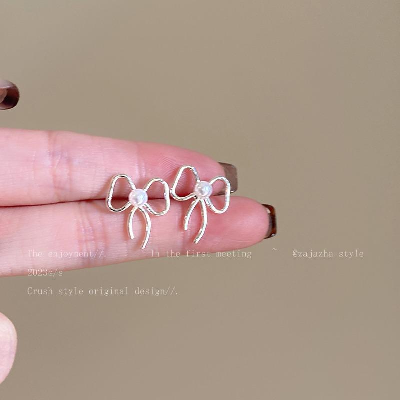 Korean Style Imitation Pearls Hollow Bow Stud Earrings For Women Classic Ear Studs Fine Fashion Zircon Gift
Korean Style Imitation Pearls Hollow Bow Stud Earrings For Women Classic Ear Studs Fine Fashion Zircon Gift