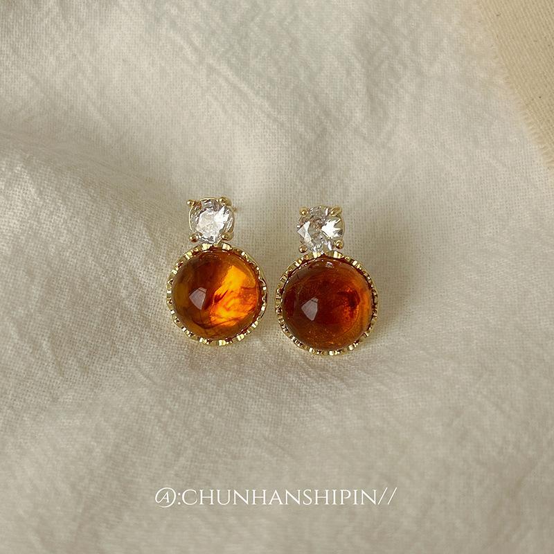 Autumn and winter new amber ear clips without ear piercings, classic flash diamond glazed earrings, light luxury high-end mosquito coil disc earrings
Autumn and winter new amber ear clips without ear piercings, classic flash diamond glazed earrings, light luxury high-end mosquito coil disc earrings
