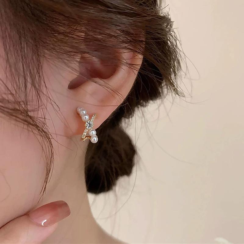 Zircon cross pearl ear clips women s niche design exquisite gentle stud earrings fashion light luxury temperament no pierced earrings
Zircon cross pearl ear clips women s niche design exquisite gentle stud earrings fashion light luxury temperament no pierced earrings