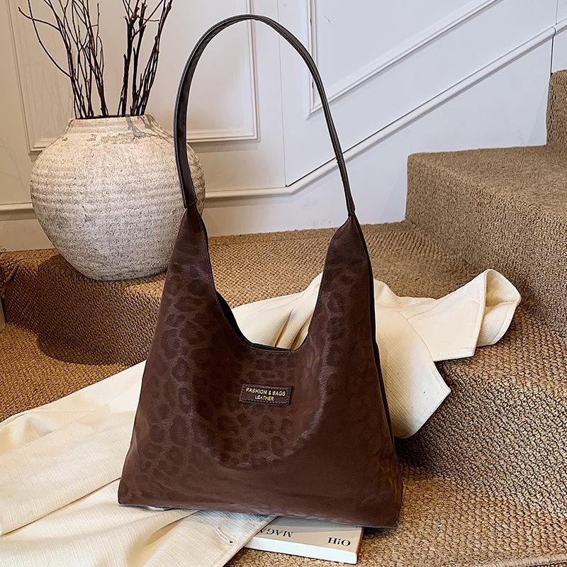 Осенняя ретро, простая, модная и высококачественная сумка-тоут большой вместимости кофейный
Осенняя ретро, простая, модная и высококачественная сумка-тоут большой вместимости кофейный