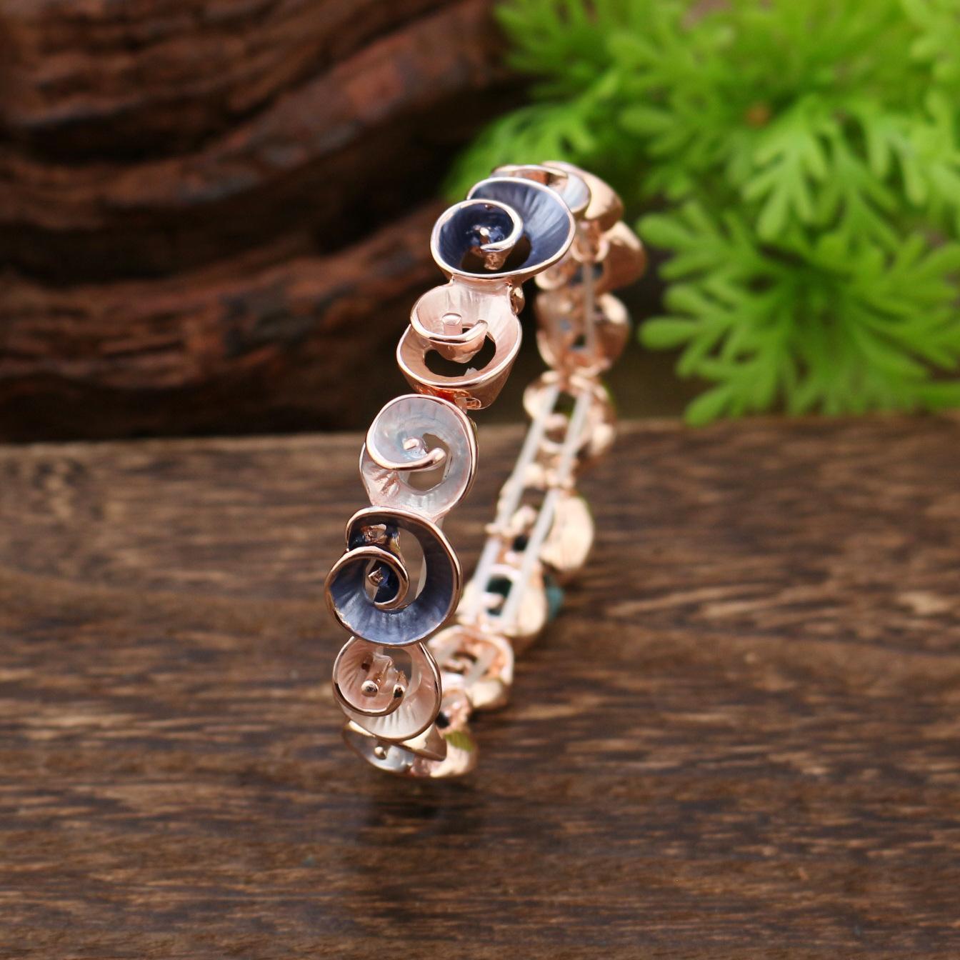 Новый цветной браслет-резинка с полым цветком, женский модный простой эмалированный браслет с лепестками
Новый цветной браслет-резинка с полым цветком, женский модный простой эмалированный браслет с лепестками