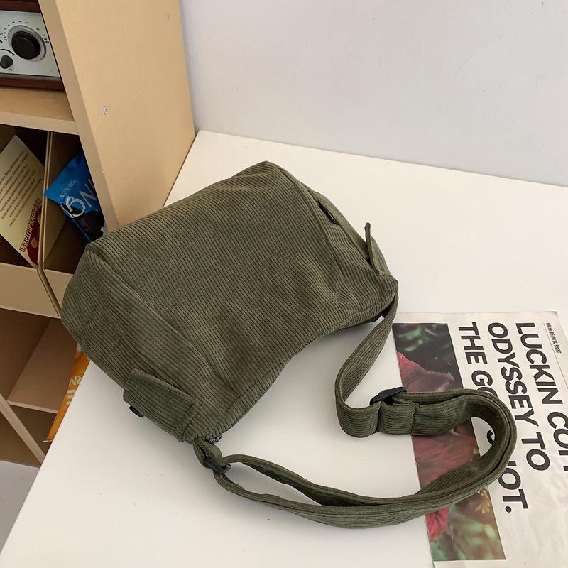 Retro Corduroy Messenger Bag Men S Trendy Simple And Versatile Casual Commuting Shoulder Bag Women S Mailman Bag Men зелений
Retro Corduroy Messenger Bag Men S Trendy Simple And Versatile Casual Commuting Shoulder Bag Women S Mailman Bag Men зелений