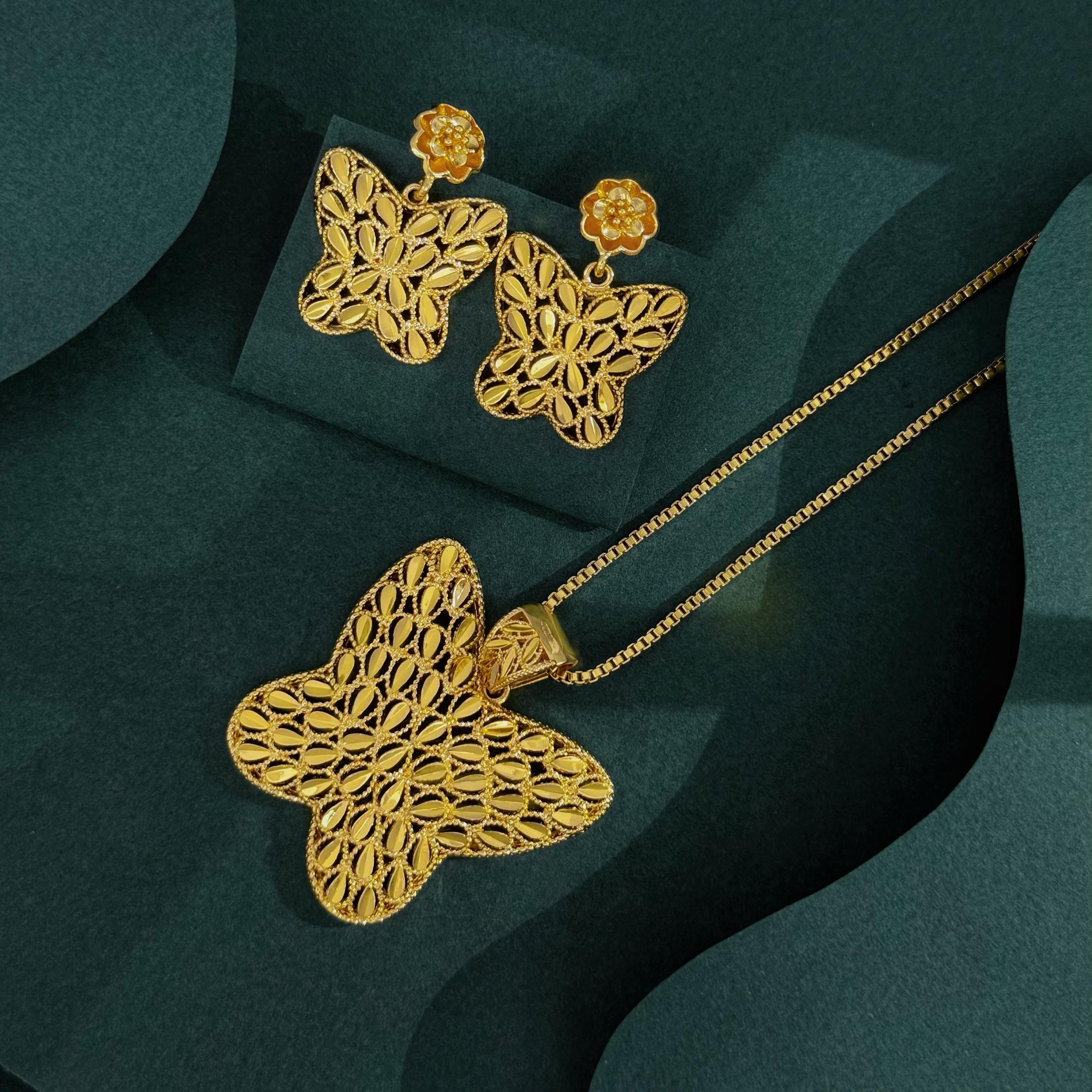 CMM Golden Filigree Butterfly Jewelry Set Intricate Hollow Out Earrings Pendant Necklace Elegant Women s Fashion Accessory for Parties Daily Wear золотий
CMM Golden Filigree Butterfly Jewelry Set Intricate Hollow Out Earrings Pendant Necklace Elegant Women s Fashion Accessory for Parties Daily Wear золотий