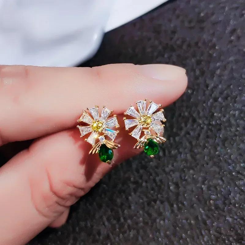 2026 New Small Daisy Temperament Earrings High-end Green Flower Shiny Zircon Simple Cold Wind High-quality
2026 New Small Daisy Temperament Earrings High-end Green Flower Shiny Zircon Simple Cold Wind High-quality