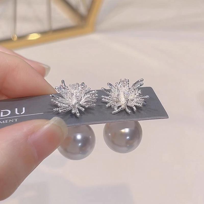 A pair of fireworks pearl stud earrings for women, silver needle temperament women s fashion earrings and earrings. серебряный
A pair of fireworks pearl stud earrings for women, silver needle temperament women s fashion earrings and earrings. серебряный