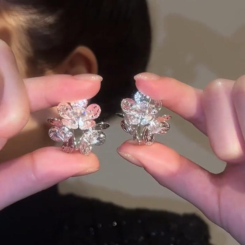Niche metal three-dimensional flower earrings temperament retro simplicity high sense earrings elegant versatile fashion earrings women
Niche metal three-dimensional flower earrings temperament retro simplicity high sense earrings elegant versatile fashion earrings women