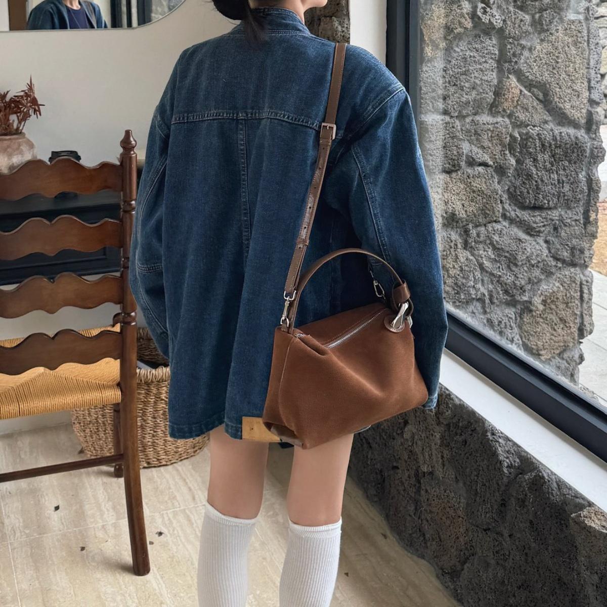 Vintage Euro Style Natural Suede Pillow Bag for Women 2025 Matte Nubuck Leather Handbag High Quality Female Underarm Saddle Bags
Vintage Euro Style Natural Suede Pillow Bag for Women 2025 Matte Nubuck Leather Handbag High Quality Female Underarm Saddle Bags