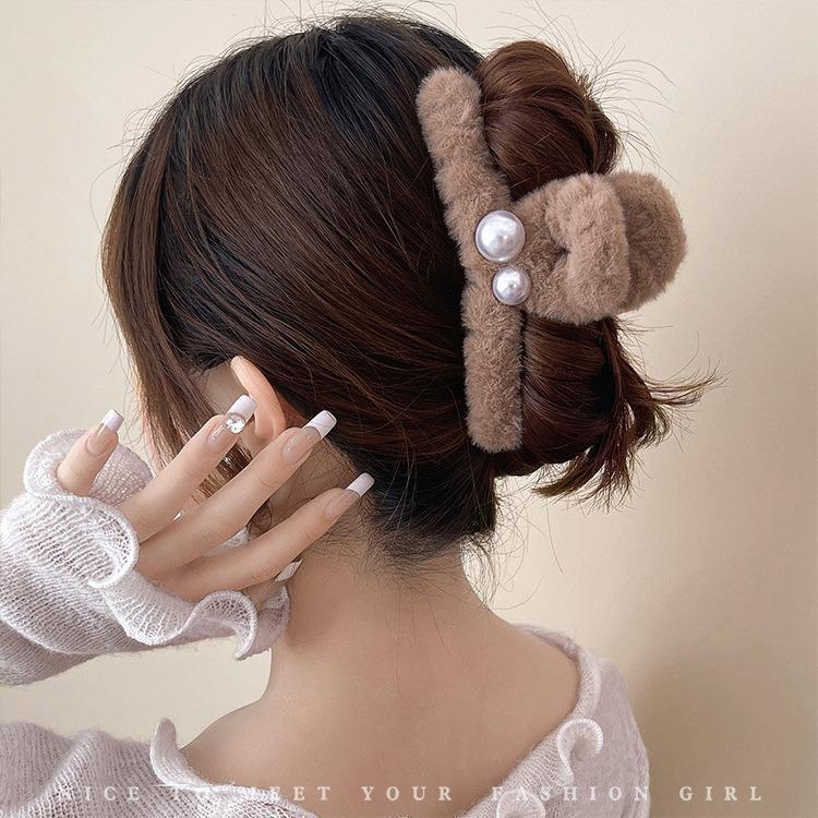 2023 Luxury Pearl Fluffy Claw Clip: Plush Shark Hairpin for Women - Autumn/Winter Collection
2023 Luxury Pearl Fluffy Claw Clip: Plush Shark Hairpin for Women - Autumn/Winter Collection