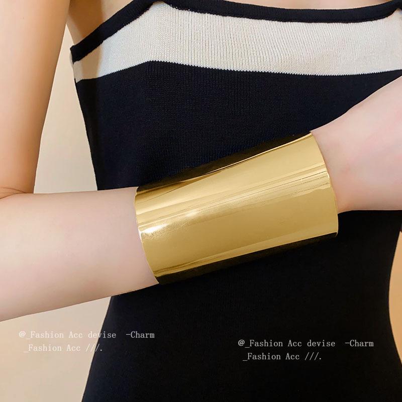 Elegant European & American Minimalist Metal Bangle: Niche Design, Fashionable Luxury, High-End Bracelet.
Elegant European & American Minimalist Metal Bangle: Niche Design, Fashionable Luxury, High-End Bracelet.