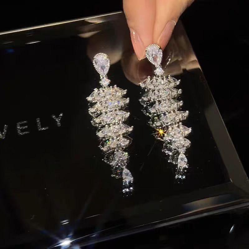 925 Silver Needle Zircon Earrings - Luxury Court Style Studs for Women, Exquisitely Designed with a Brilliant Shine.
925 Silver Needle Zircon Earrings - Luxury Court Style Studs for Women, Exquisitely Designed with a Brilliant Shine.