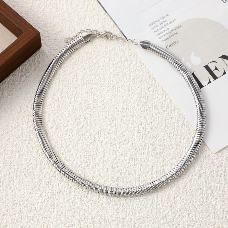 Wind Simple Necklace High Sense Exaggerated Thread Collar Trendy Cool Personality Fashion Snake Bone Collarbone Chain
Wind Simple Necklace High Sense Exaggerated Thread Collar Trendy Cool Personality Fashion Snake Bone Collarbone Chain