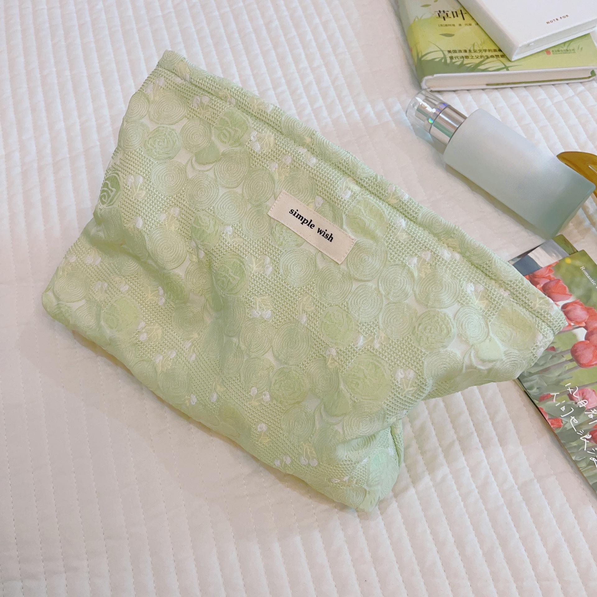 1 шт., модная косметичка с рельефным цветочным принтом, парусиновая сумка для стирки, большая вместительная женская дорожная косметичка, сумки для хранения макияжа 27*18*5cm
1 шт., модная косметичка с рельефным цветочным принтом, парусиновая сумка для стирки, большая вместительная женская дорожная косметичка, сумки для хранения макияжа 27*18*5cm