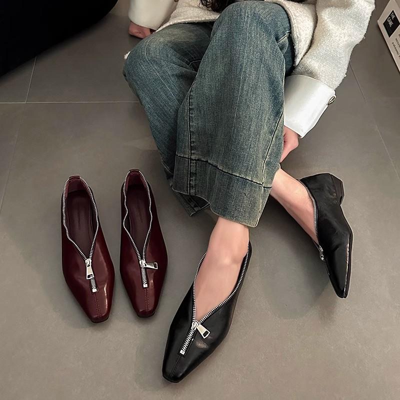 Korean version of niche metal zipper pointed single shoes women s 2025 new niche design height increase versatile fashion small leather shoes 35 чорний
Korean version of niche metal zipper pointed single shoes women s 2025 new niche design height increase versatile fashion small leather shoes 35 чорний
