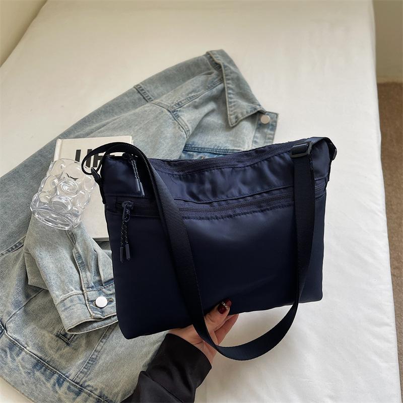 Simple and lightweight multi-compartment messenger bag 2025 autumn new mobile phone bag travel anti-splashing nylon small satchel темно-синього кольору
Simple and lightweight multi-compartment messenger bag 2025 autumn new mobile phone bag travel anti-splashing nylon small satchel темно-синього кольору