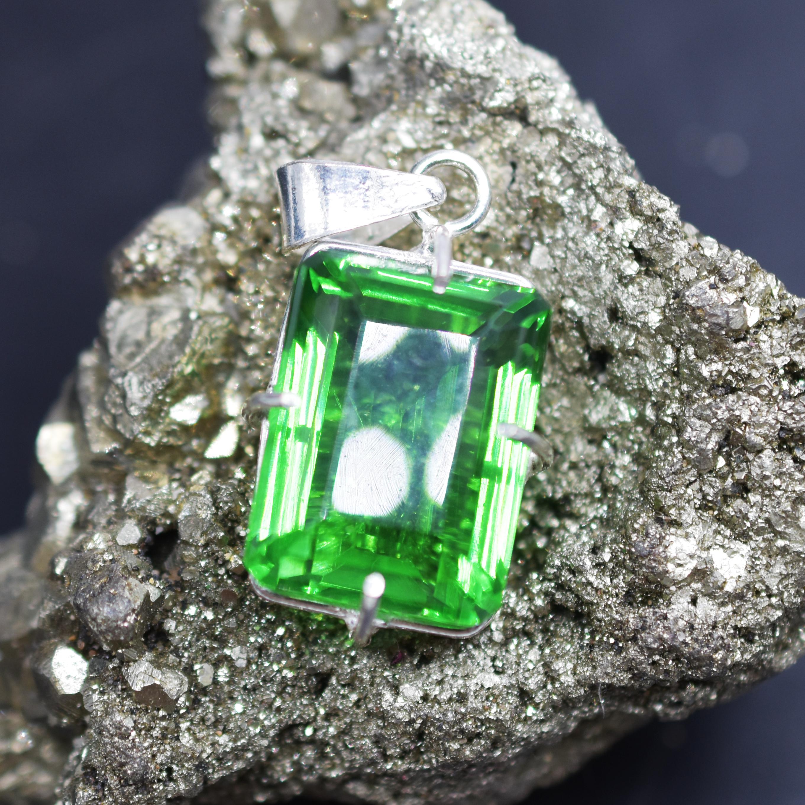 Certified 71.50 Ct Natural Green Topaz Pendant 925 Sterling Silver Gemstone my-382-k 41.9 mm approx зелений
Certified 71.50 Ct Natural Green Topaz Pendant 925 Sterling Silver Gemstone my-382-k 41.9 mm approx зелений