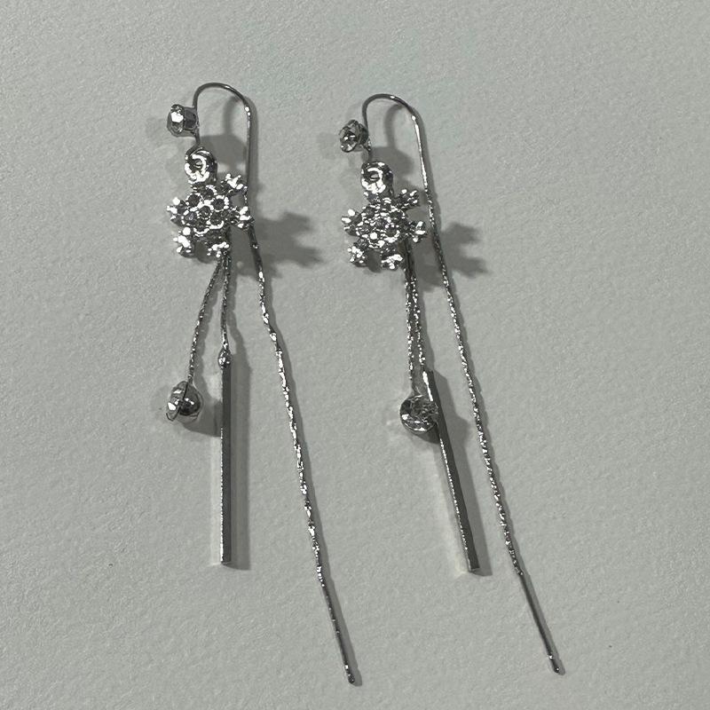Exquisite Temperament Shining Brightly Micro-inlaid Rhinestones Snowflake Long Tassel Dangle Earrings for Women Fairy Zircon
Exquisite Temperament Shining Brightly Micro-inlaid Rhinestones Snowflake Long Tassel Dangle Earrings for Women Fairy Zircon