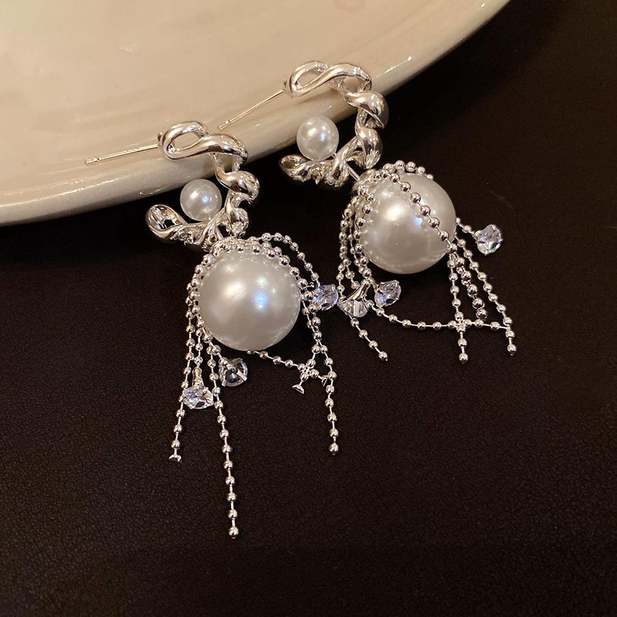 Silver needle zircon pearl C-shaped fringed earrings French light luxury retro temperament earrings fashion high-end earrings women
Silver needle zircon pearl C-shaped fringed earrings French light luxury retro temperament earrings fashion high-end earrings women