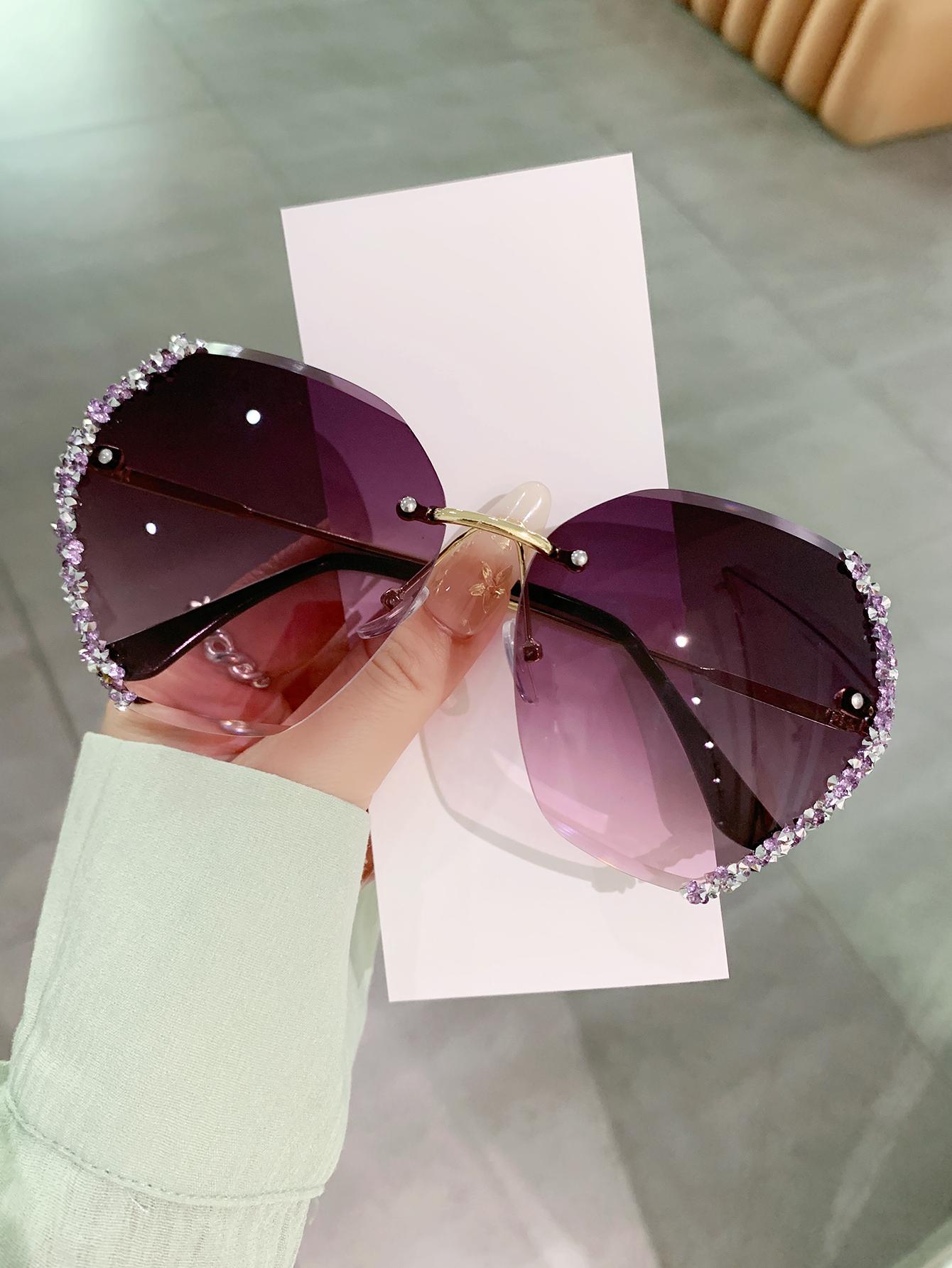 1 PCS Loving heart of fashionable women s square frameless gradient lens glasses with crystal decoration and metal material
1 PCS Loving heart of fashionable women s square frameless gradient lens glasses with crystal decoration and metal material