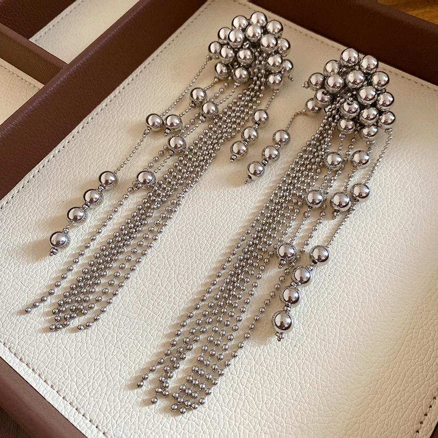 Cold wind silver needle round fringed earrings women s simple fashion stud earrings light luxury high-end earrings design sense niche
Cold wind silver needle round fringed earrings women s simple fashion stud earrings light luxury high-end earrings design sense niche