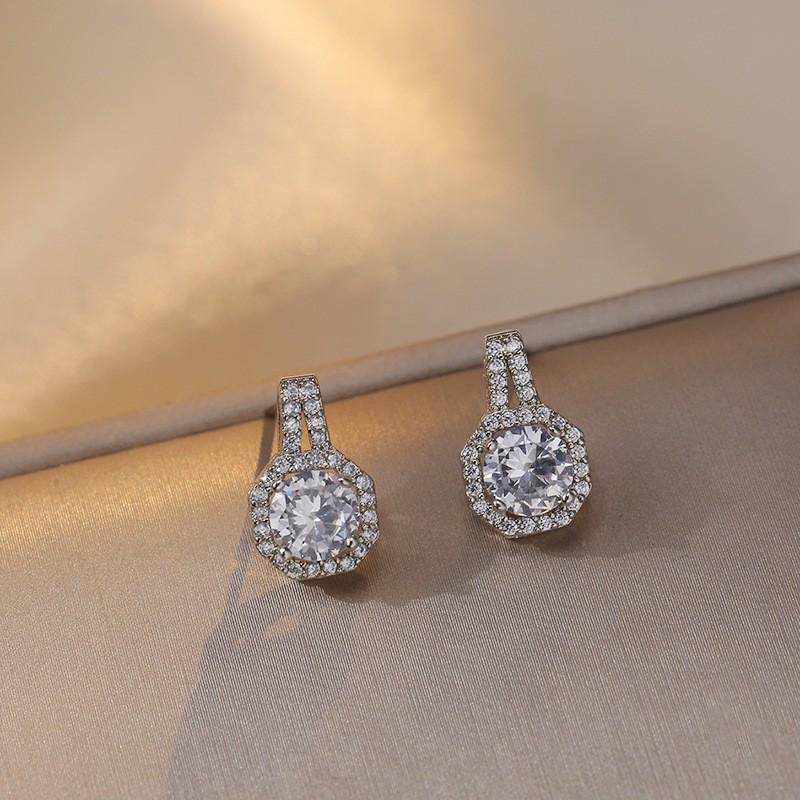 Женское ожерелье из титановой стали: Милый и стильный стиль с квадратной подвеской из циркония, геометрический дизайн, легкая роскошь и новый стиль.
Женское ожерелье из титановой стали: Милый и стильный стиль с квадратной подвеской из циркония, геометрический дизайн, легкая роскошь и новый стиль.