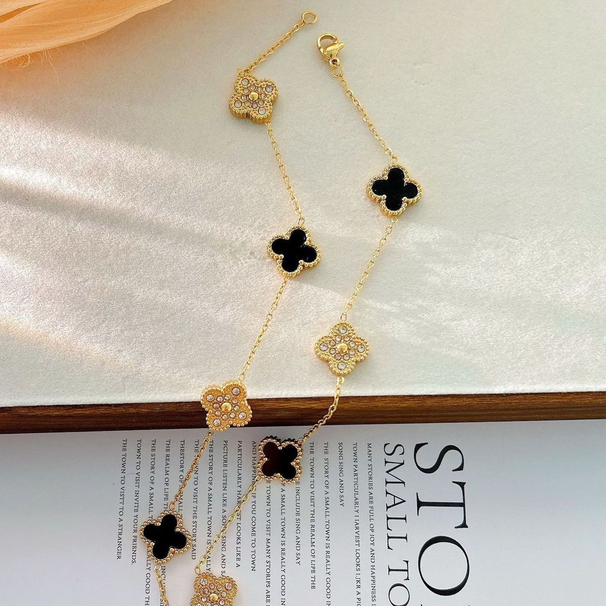 New Arrival Four-leaf Clover Necklace Accessible Luxuryclassy Titanium Steel Clavicle Chain 13mm
New Arrival Four-leaf Clover Necklace Accessible Luxuryclassy Titanium Steel Clavicle Chain 13mm